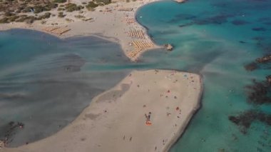 Yunanistan 'ın güneybatı Girit adasındaki Elafonissi' nin ünlü egzotik cennet kumlu zümrüt plajının panoramik hava aracı görüntüsü. Yunanistan 'ın Girit kentindeki mavi Elafonissi plajının güzel manzarası.