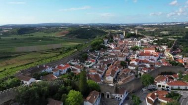 Lizbon, Portekiz yakınlarındaki tarihi duvarlı Obidos kasabasının hava manzarası. Portekiz, Obidos Ortaçağ Kasabası 'nın hava görüntüleri. Obidos 'taki ortaçağ kalesinin havadan görünüşü. Portekiz.