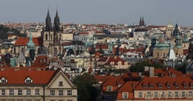 Tyn 'den önce Meryem Ana Kilisesi. Eski Şehir Meydanı Prag Çek Cumhuriyeti. Eski Şehir Meydanı 'ndaki ünlü Tyn Kilisesi, Prag, Çek Cumhuriyeti.