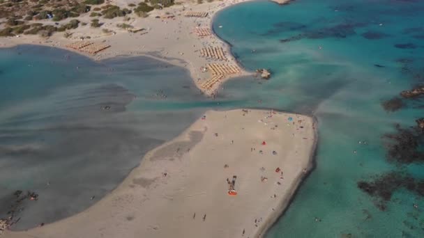 Letecký drone panoramatický pohled video slavného exotického ráje písečné smaragdové pláže Elafonissi na jihozápadě ostrova Kréta, Řecko. Krásný výhled na modrou pláž Elafonissi na Krétě, Řecko. — Stock video