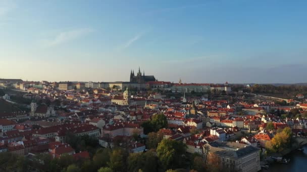 Praga, República Checa panorama com a histórica Ponte Charles e rio Vltava no dia ensolarado. Praga, Pôr do sol sobre a cidade como visto de cima, República Checa — Vídeo de Stock