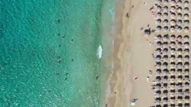 Falassarna plaj, kristal sular, altın kum, Girit adasında Falassarna sonsuz kumlu turkuaz plaj Havadan drone video, Yunanistan. Ünlü Falasarna (Ayrıca Falassarna veya Phalasarna olarak da bilinir).