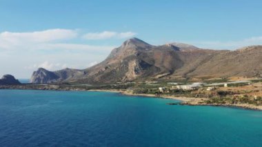 Girit, Yunanistan'da Falassarna plaj havadan görünümü, Falassarna plaj Girit, 4k havadan görünüm plaj çok ünlü bir turistik yerdir. Ünlü Falasarna (Ayrıca Falassarna veya Phalasarna olarak da bilinir).