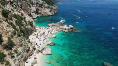 Yukarıdan Cala Mariolu manzarası. Cala Mariolu ünlü plajı. İtalya Sardinia Nuoro ili Orosei Körfezi Ulusal Parkı ve Gennargentu Cala Mariolu Dünya Mirası olarak listelenmiştir. Sardunya, İtalya.