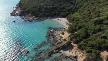 Sardunya, Villasimius. İHA 'dan Torre Porto Giunco plajı. Sardunya, İtalya. Torre Porto Giunco sahilinin turkuaz deniz suyuyla panoramik manzarası. Sardegna, İtalya.