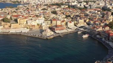Ünlü deniz feneri ve geleneksel karakter, Girit adası, Yunanistan ile Chania ikonik ve pitoresk Venedik eski liman havadan drone görüntülemek video. Chania'daki Venedik limanının mimarisi.