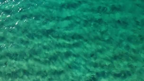 穏やかなクリア海水の背景 穏やかな海水の背景 完全に透明な青いターコイズブルーの水の空中映像 透明な青い水面の上の眺め — ストック動画