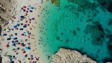 Yukarıdan Cala Mariolu manzarası. Cala Mariolu ünlü plajı. İtalya Sardinia Nuoro ili Orosei Körfezi Ulusal Parkı ve Gennargentu Cala Mariolu Dünya Mirası olarak listelenmiştir. Sardunya, İtalya.