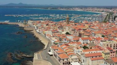 Alghero 'nun eski şehri üzerinde hava görüntüleri, güzel bir günde şehir manzarası, liman ve açık deniz manzaralı. Alghero, İtalya. Alghero, Sardinya, İtalya 'nın panoramik hava manzarası. 