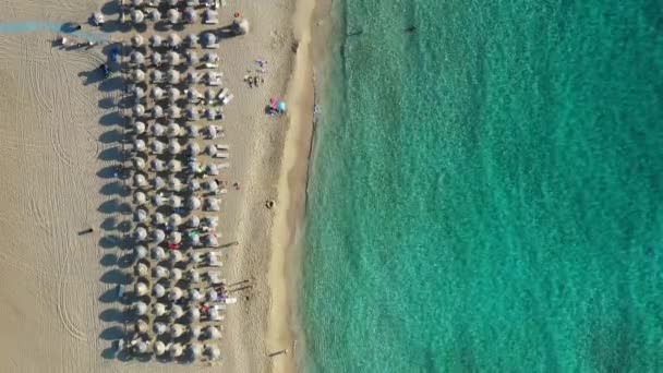 Luchtfoto drone video van Falassarna strand, kristalhelder water, goudkleurig zand, eindeloze zandstrand Turquoise Beach van Falassarna op Kreta, Griekenland. Beroemde Falasarna (ook bekend als Falassarna of Phalasarna). — Stockvideo