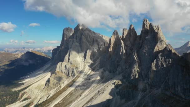 塞塞达峰的迷人景色。特伦蒂诺阿尔托阿迪格，多洛米蒂阿尔卑斯山，南蒂罗尔，意大利，欧洲。奥德山脉，瓦尔加登纳。雄伟的富尔切塔在阳光下达到顶峰。意大利 多洛米蒂. — 图库视频影像