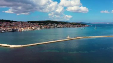 Kefalonia adasındaki Argostoli şehrindeki De Bosset Köprüsü 'nün havadan görüntüsü. De Bosset Köprüsü Argostoli, Kefalonia 'da göl kenarında. Argostoli, Kefalonia, Yunanistan 'daki Obelisk ve de Bosset köprüsü