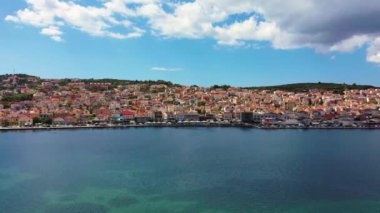 Argostoli 'nin (Argostolion), ünlü şehir ve başkenti Cefalonia' nın (Kefalonia), İyon adalarının insansız hava aracı videosu. Argostoli kasabası, Yunanistan 'ın Kefalonia adasının eski belediyesi.