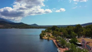 Argostoli 'nin (Argostolion), ünlü şehir ve başkenti Cefalonia' nın (Kefalonia), İyon adalarının insansız hava aracı videosu. Argostoli kasabası, Yunanistan 'ın Kefalonia adasının eski belediyesi.