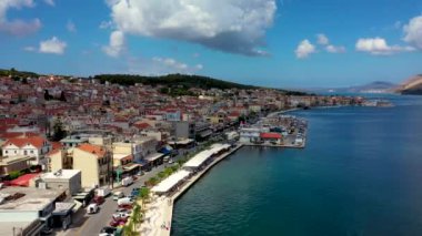 Argostoli 'nin (Argostolion), ünlü şehir ve başkenti Cefalonia' nın (Kefalonia), İyon adalarının insansız hava aracı videosu. Argostoli kasabası, Yunanistan 'ın Kefalonia adasının eski belediyesi.