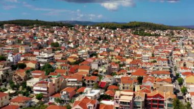 Argostoli 'nin (Argostolion), ünlü şehir ve başkenti Cefalonia' nın (Kefalonia), İyon adalarının insansız hava aracı videosu. Argostoli kasabası, Yunanistan 'ın Kefalonia adasının eski belediyesi.