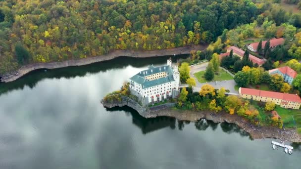 Luftaufnahme Schloss Orlik Oberhalb Des Orlik Stausees Herrlicher Herbstnatur Romantische — Stockvideo