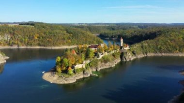 Zvikov kalesinin havadan görünüşü, Çek. Güney Bohemya Bölgesi 'nde Vltava ve Otava nehirlerinin kesiştiği yerdeki Zvikov kalesi. Çek Cumhuriyeti 'nin Bohemya' nın güneyindeki Zvikov Kalesi.