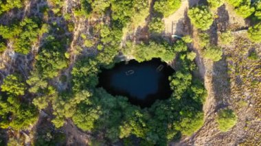 Yunanistan 'ın Kefalonia adasındaki ünlü Melissani Gölü. Yunanistan 'ın Kefalonia adasındaki Karavomylos köyündeki Melissani Mağarası' nın (Melissani Gölü) tepesinde. Melissani Mağarası yukarıdan görüldü.