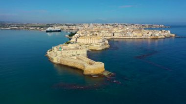 Siracusa, Ortigia Adası havadan, Sicilya, İtalya. Isola di Ortigia, İtalya, Sicilya 'daki Syracuse şehrindeki Ortigia adasının kıyısında. Sahil kasabası Syracuse, Sicilya ve eski Ortigia adası. Hava görünümü.