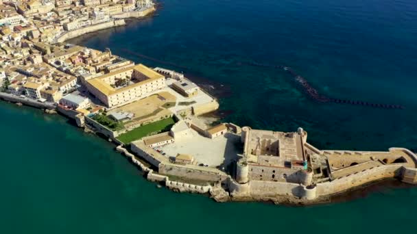 シラクサ オルティジア島の空気から シチリア島 イタリア イゾラ オルティギア Isola Ortigia イタリアのシチリア島シラキュース市にあるオルティギア島の海岸 海岸線の町シラキュース — ストック動画