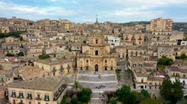 Modica 'daki San Giorgio Duomo, Sicilya barok sanatının güzel bir örneği. Sicilya, güney İtalya. Modica (Ragusa Eyaleti), Barok kasabasının manzarası. Sicilya, İtalya. 