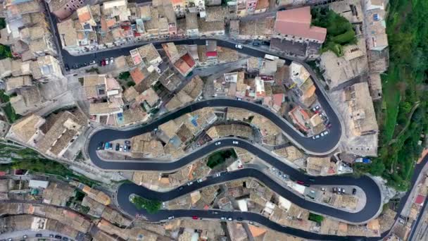 ラグーザ アイブラの旧市街と曲がりくねった道の空中写真 ラグサ島 ラグサ州 ヴァル シチリア島 イタリアの都市の上からの眺め — ストック動画