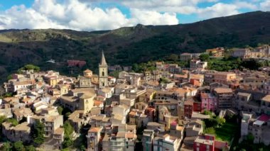 Novara di Sicilya şehrinin muhteşem manzarası. Novara di Sicilya 'nın, Sicilya' nın, İtalya 'nın, Avrupa' nın hava manzarası. Dağ köyü Novara di Sicilya, İtalya.