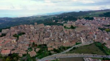 Montalbano Elicona şehrinin havadan görünüşü, İtalya, Sicilya, Messina Eyaleti. İtalya Federico 2, Sicilya kalesi ile birlikte ortaçağ şehri Montalbano Elicona 'nın hava manzarası.