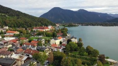 Tegernsee, Almanya. Tegernsee Gölü, Rottach-Egern (Bavyera), Almanya, Avusturya sınırına yakın. Bavyera Alpleri 'ndeki 