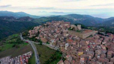 Montalbano Elicona şehrinin havadan görünüşü, İtalya, Sicilya, Messina Eyaleti. İtalya Federico 2, Sicilya kalesi ile birlikte ortaçağ şehri Montalbano Elicona 'nın hava manzarası.
