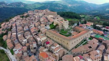 Montalbano Elicona şehrinin havadan görünüşü, İtalya, Sicilya, Messina Eyaleti. İtalya Federico 2, Sicilya kalesi ile birlikte ortaçağ şehri Montalbano Elicona 'nın hava manzarası.