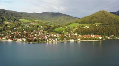 Tegernsee, Almanya. Tegernsee Gölü, Rottach-Egern (Bavyera), Almanya, Avusturya sınırına yakın. Bavyera Alpleri 'ndeki 