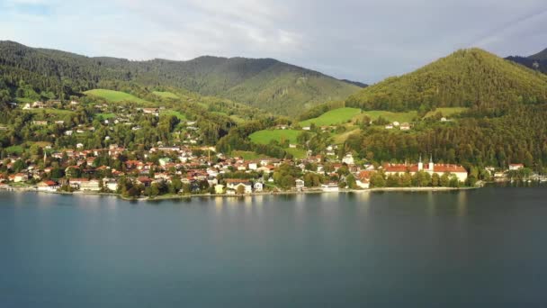 Tegernsee, Duitsland. Tegernsee in Rottach-Egern (Beieren), Duitsland bij de Oostenrijkse grens. Luchtfoto van het meer "Tegernsee" in de Alpen van Beieren. Slechte Wiessee. Tegernsee meer in Beieren. — Stockvideo