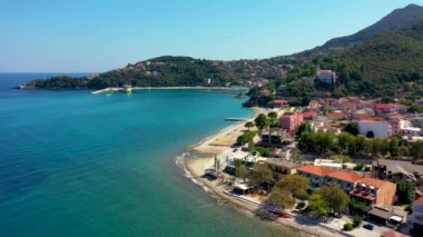 Yunanistan 'ın Kefalonia adasındaki Poros kentinin havadan görünüşü. Günün ortasında Poros City 'de. Sefalonya ya da Kefalonya adası, İyon Denizi, Yunanistan. Poros Köyü, Kefalonia Adası, İyon Adaları, Yunanistan.