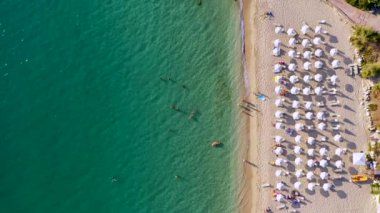 Yunanistan 'ın Kefalonia adasındaki Argostoli' deki Platis Gialos plajı. Lassi, Argostoli yakınlarındaki Platis Gialos plajının muhteşem manzarası. Platis Gialos plajı. Lassi 'de yumuşak kum ve turkuaz su var..