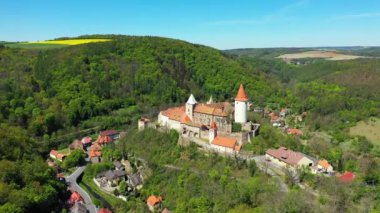 Çek Cumhuriyeti, Avrupa 'daki Krivoklat Kalesi' nin havadan görünüşü. Çek Cumhuriyeti 'nin orta kesimindeki Krivoklat' ın ünlü ortaçağ kalesi. Krivoklat Kalesi, Orta Çağ kraliyet kalesi Orta Bohemya, Çek Cumhuriyeti. 