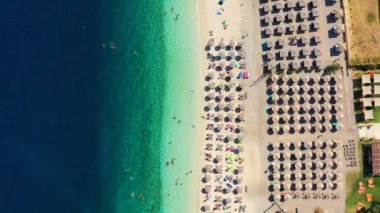 Yunanistan 'ın Kefalonia adasındaki Antisamos plajında kristal berraklığında masmavi bir su. Kefalonya adası, İyon adası, Cephalonia, Antisamos plajı, Yunanistan 'da Antisamos plajı olan güzel bir sahil.. 