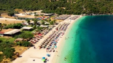 Yunanistan 'ın Kefalonia adasındaki Antisamos plajında kristal berraklığında masmavi bir su. Kefalonya adası, İyon adası, Cephalonia, Antisamos plajı, Yunanistan 'da Antisamos plajı olan güzel bir sahil.. 