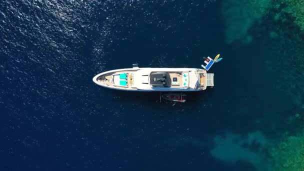 Flygfoto Förankrad Segelbåt Smaragdhavet Flygfoto Över Båt Utomhus Vattensporter Segling — Stockvideo