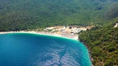 Yunanistan 'ın Kefalonia adasındaki Antisamos plajında kristal berraklığında masmavi bir su. Kefalonya adası, İyon adası, Cephalonia, Antisamos plajı, Yunanistan 'da Antisamos plajı olan güzel bir sahil.. 