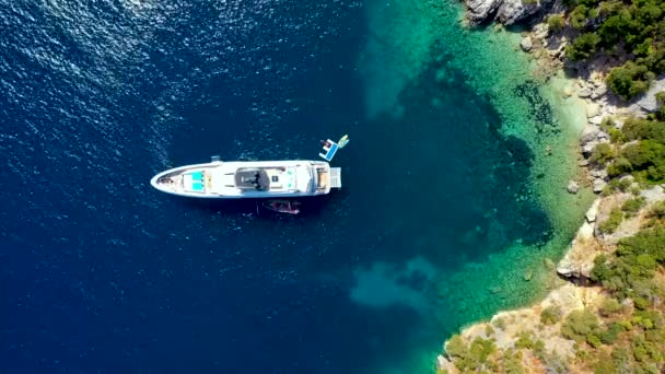 Yacht Ancrage Dans Eau Turquoise Cristalline Face Île Tropicale Mode — Video