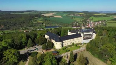 Ortaçağ kalesi Zbiroh 'un en iyi manzarası. Çek Cumhuriyeti. Rokycany Bölgesi, Pilsen Bölgesi, Çek Cumhuriyeti 'nde ortaçağ Zbiroh Şatosu' nun heybetli manzarası.