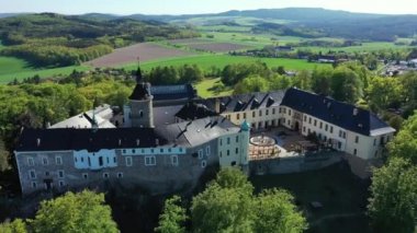 Ortaçağ kalesi Zbiroh 'un en iyi manzarası. Çek Cumhuriyeti. Rokycany Bölgesi, Pilsen Bölgesi, Çek Cumhuriyeti 'nde ortaçağ Zbiroh Şatosu' nun heybetli manzarası.