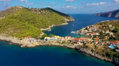 Yunanistan, Kefalonia 'daki Assos köyü. Akdeniz 'de turkuaz renkli körfez Kefalonya, Yunanistan, İyon adası, Cephalonia, Assos köyü Assos köyünde güzel renkli evleri var..