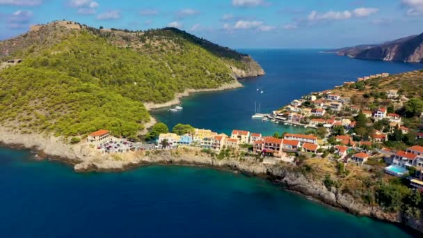 Yunanistan Kefalonia Daki Assos Köyü Akdeniz Turkuaz Renkli Körfez Kefalonya — Stok video