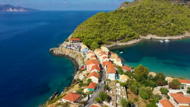 Villaggio Assos Cefalonia Grecia Turchese Baia Colorata Nel Mar Mediterraneo — Video Stock