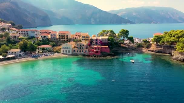 希腊Kefalonia的Assos村 地中海绿松石色海湾 在希腊凯法洛尼亚的Assos村 爱奥尼亚岛 塞法洛尼亚岛 Assos村拥有美丽多彩的房子 — 图库视频影像