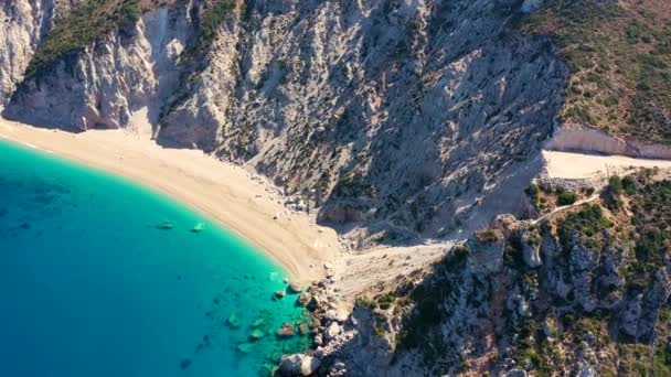 セファロニア ケファロニア ギリシャの有名なプラティア アンモスビーチ ギリシャのケファロニア島の有名なビーチの1つであるプラティア アンモスビーチの空中ビュー — ストック動画