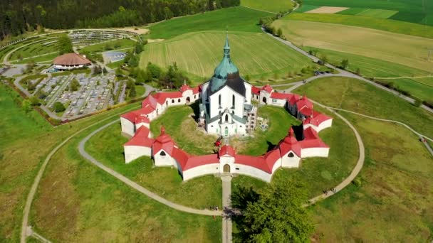 Ovanifrån Kyrkan John Nepomuk Zdar Nad Sazavou Tjeckiska Republiken Pilgrimskyrkan — Stockvideo